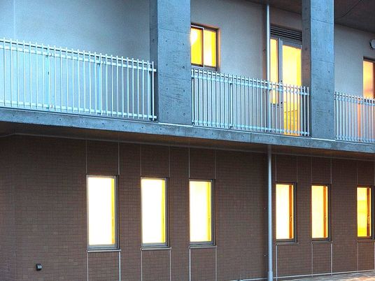 窓が並ぶ建物外観  
