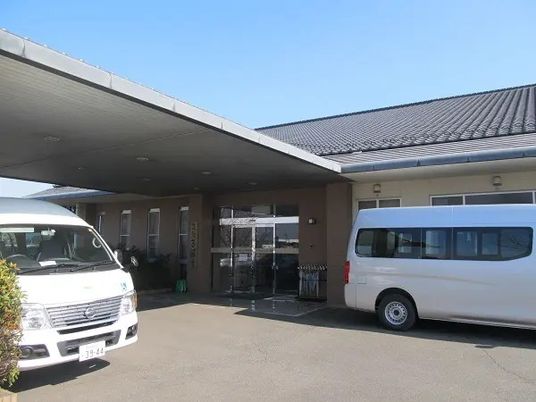 車両が停まる玄関外観  