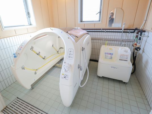 清潔な設備の浴室
