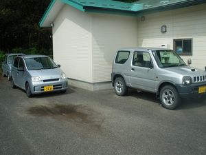 建物横の駐車場  