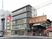商店街そばの建物外観  