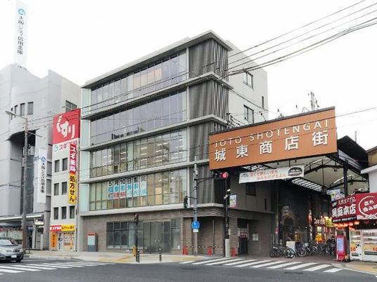 商店街そばの建物外観  