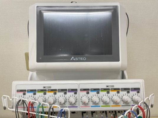 機器が並ぶ室内  