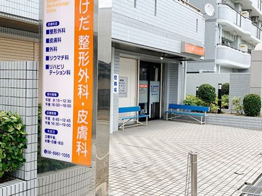 建物前の出入口  