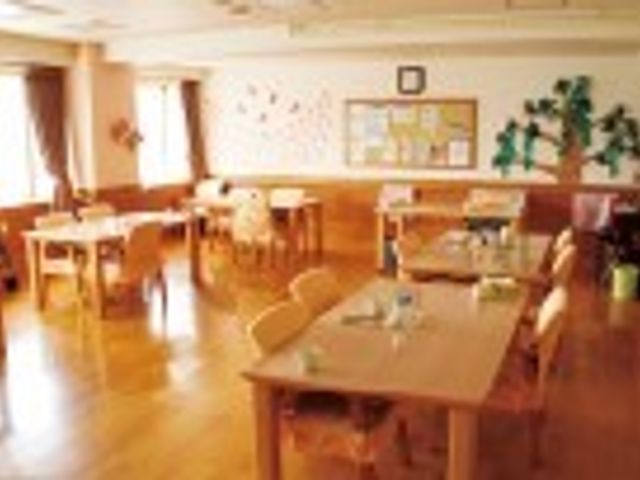 温かみのある明るい食堂 ゆったりとした食堂で、日光が差し込む穏やかな雰囲気です。テーブルごとに配慮された配置で、皆様のコミュニケーションも活発に。