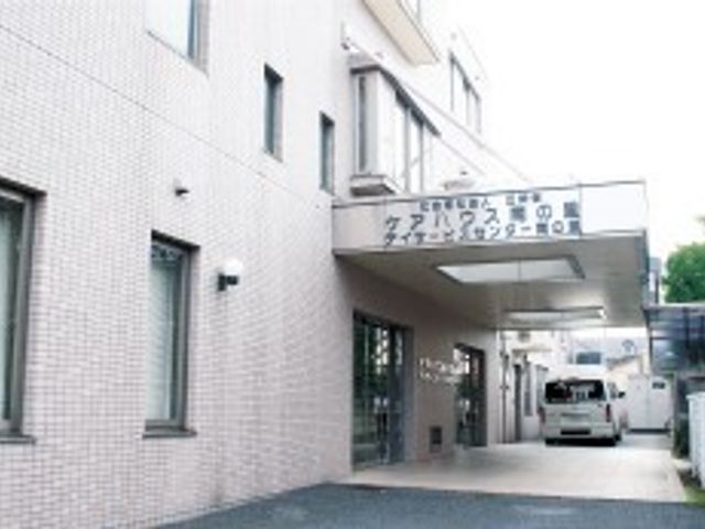 清潔感ある施設のエントランス 外観 エントランスは清潔感があり、明るい日差しの中、安心して新たな職場へ一歩踏み出せる環境が整っています。