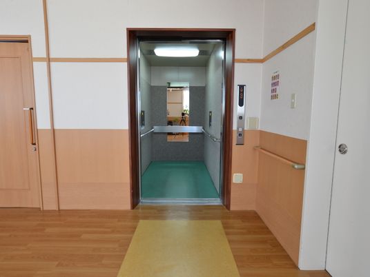 エレベーター前の廊下