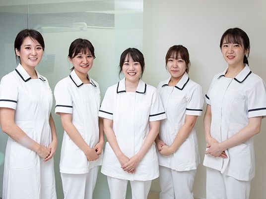 笑顔のスタッフ5人  