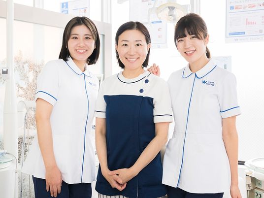 笑顔のスタッフ3人の理美容室  