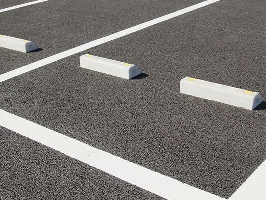 駐車場の白線と車止め  