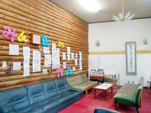 飾り壁のある談話室  