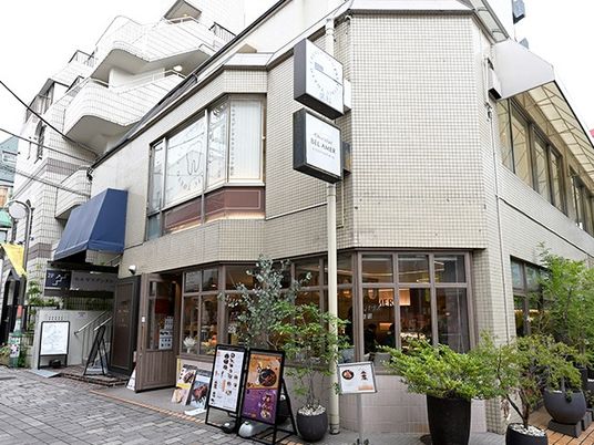 外観の建物入口  