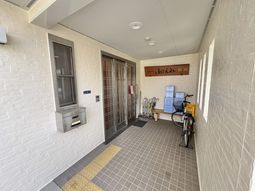 落ち着いた雰囲気の入口