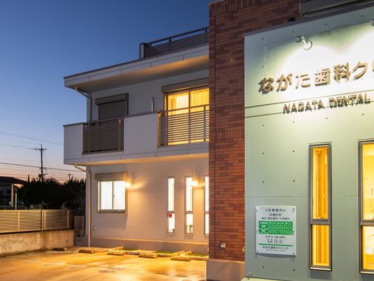 夕方の建物外観です  