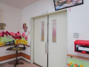 明るい出入口  