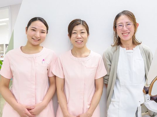 笑顔のスタッフ3人  