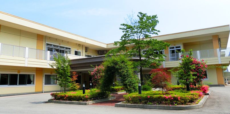 華やかな庭の外観