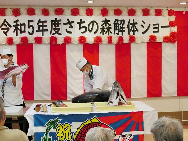 調理イベントが行われている部屋 多目的室 調理イベントが行われ、参加者が実演を楽しんでいます。スタッフによる盛り上げで活気ある時間を過ごせます。