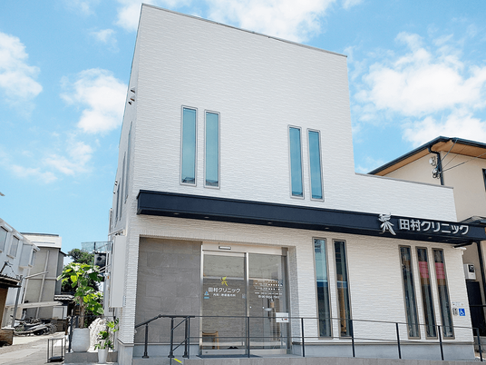 白い建物の外観  