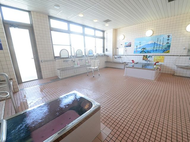明るい窓のある洗面台 浴室 自然光が差し込む広々とした浴室です。壁に掲示された風景画が、穏やかな雰囲気を演出しています。