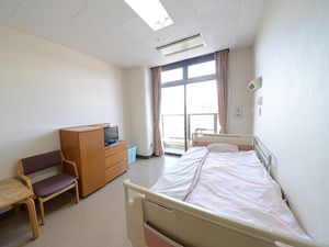 窓から光が差し込む居室
