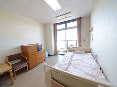 窓から光が差し込む居室