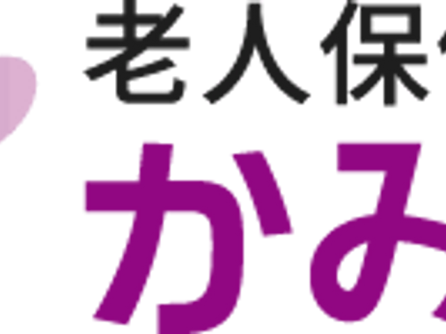 紫のロゴと文字の看板 看板 施設のシンボルである色合い豊かなロゴが掲げられています。施設名が視認しやすくなっています。