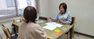 相談する人々がいる部屋