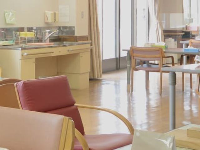 自然光が入る明るいダイニングルーム ダイニングルーム 広々とした空間で、自然光が豊かに差し込む明るい雰囲気です。くつろぎながら食事を楽しめます。
