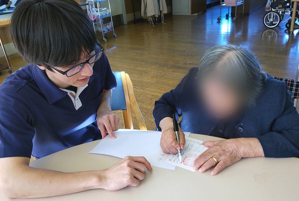 スタッフとの交流中の室内