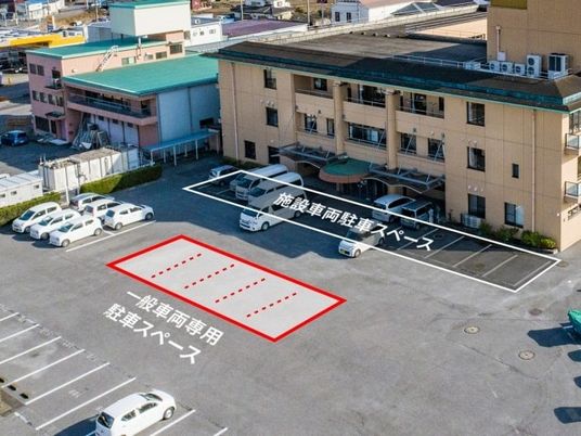 広い駐車場の外観  