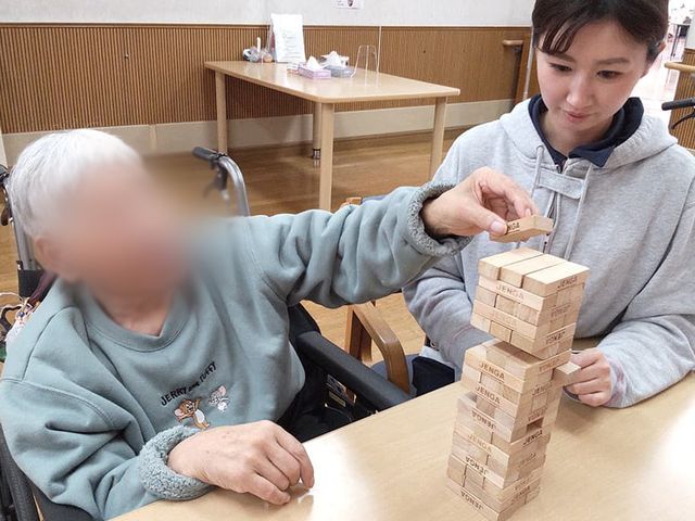 リビング リビング 温かみのある空間で、利用者が楽しんでいる様子が見られます。亲しみやすい雰囲気の中で働けます。