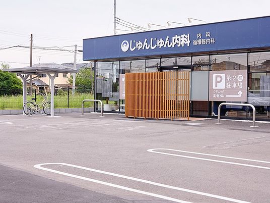 駐車場のある建物外観  