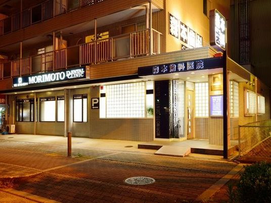 夜の施設外観  