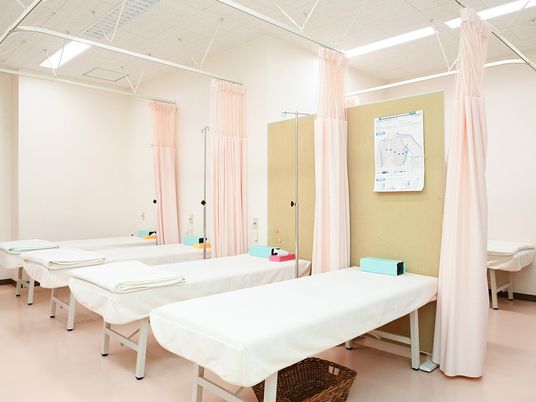 訓練用ベッドのある機能訓練室  