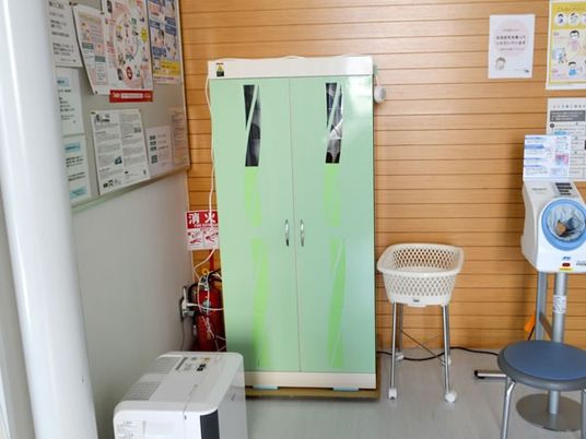 備品が並ぶ廊下  