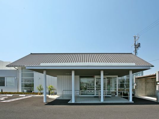 明るい玄関外観  