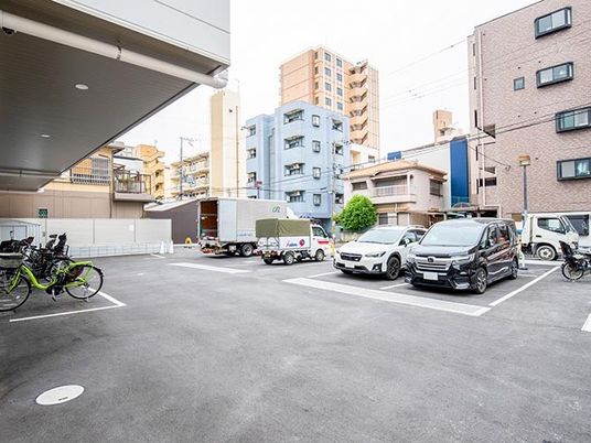 駐車場と建物外観  
