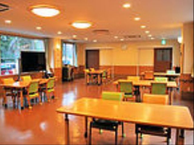 共用の明るい食堂 共有スペース 明るく開放的な食堂は、様々な色の椅子が置かれ、居心地の良い雰囲気を提供しています。働くスタッフにとっても快適な環境です。