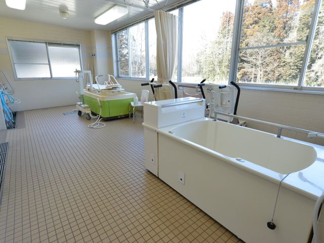 清潔な浴室の設備 機械浴室 光が差し込む快適な設備の浴室です。利用者の安全と快適さを考えたバリアフリーの造りになっています。