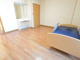 ベッドと洗面台のある部屋