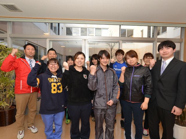明るい表情のスタッフ集合 スタッフ 明るく元気なスタッフが皆様をお迎えします。チームワーク抜群で、日々の業務に取り組んでいます。