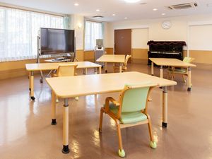 テーブル並ぶ多目的室  