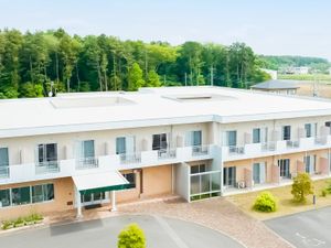 緑に囲まれた外観  