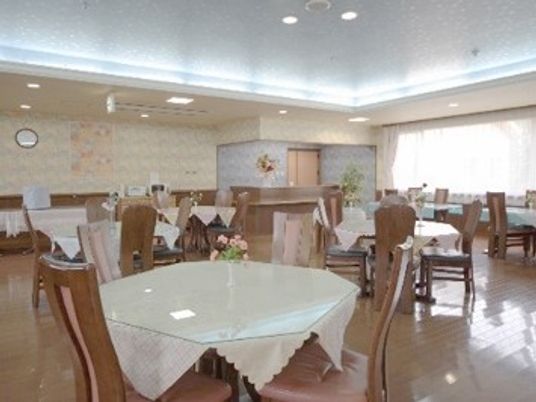 明るい食堂のテーブル席  