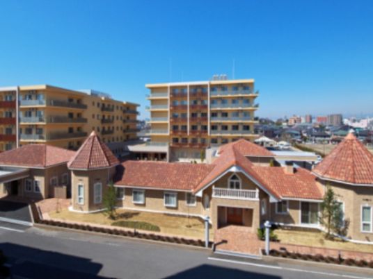 明るい建物外観  