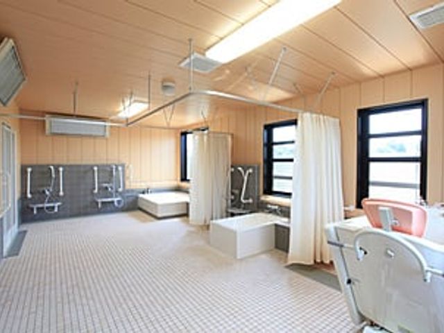 広々とした浴室 浴室 広々とした浴室には、手すりが備え付けられており、安全に利用できます。明るい自然光も差し込んでいます。