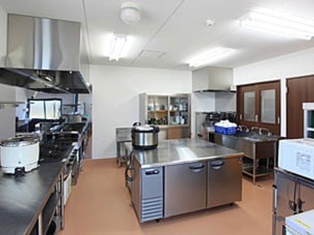 設備の整った調理室 キッチン 機能的な調理器具が揃った、広々とした調理スペースです。明るい光が差し込み、作業がしやすい環境です。