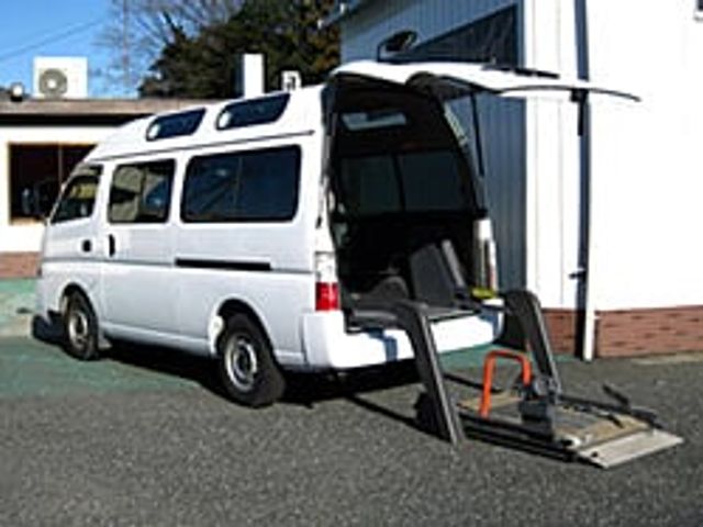 車椅子用バス 外観 スロープ付きのバスは、車椅子の乗り降りをサポートします。移動がラクになります。
