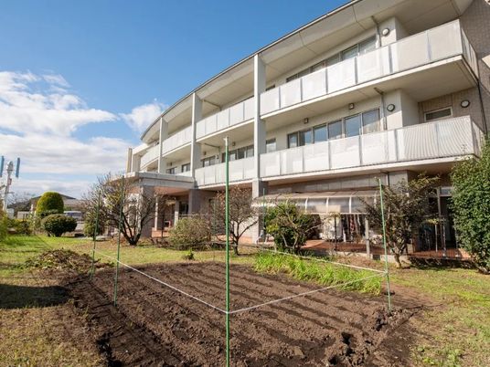 庭付きの建物外観  